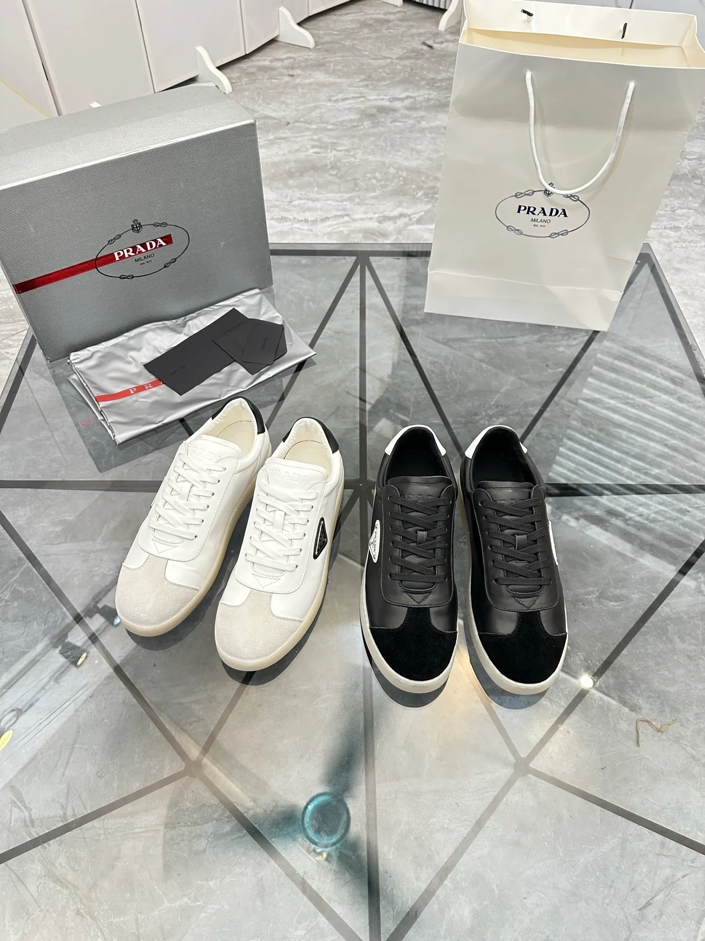 Men's shoes for sale 💰: 💰P540¥ High-end top quality Product trademark: Prada *"Prada*" low-top casual shoes Regular size: 38-45 (can be customized to 46) Product materials: imported first-layer cowhide for the upper, water-dyed cowhide lining, cowhide feet, original outsole. No.: 001